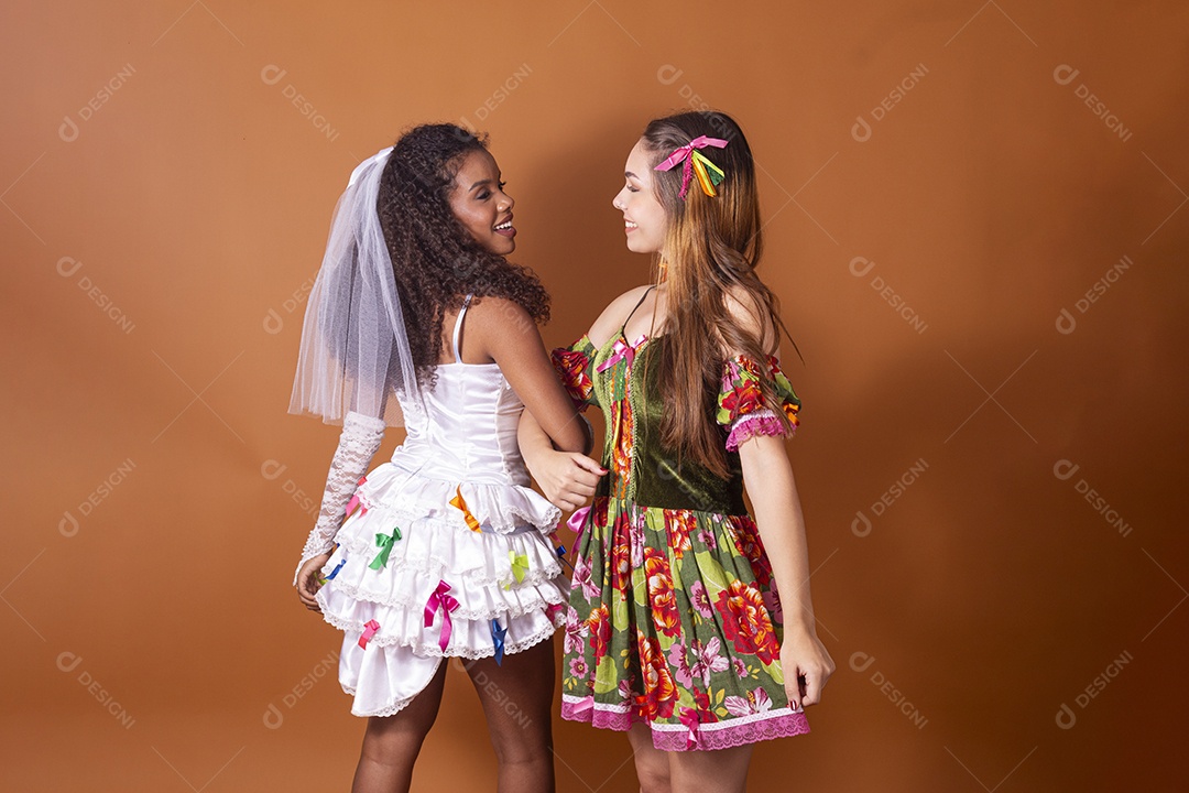 Duas garotas trajadas para quadrilha e felizes