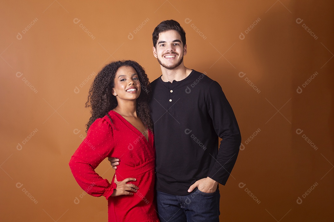 Casal feliz em fotografia