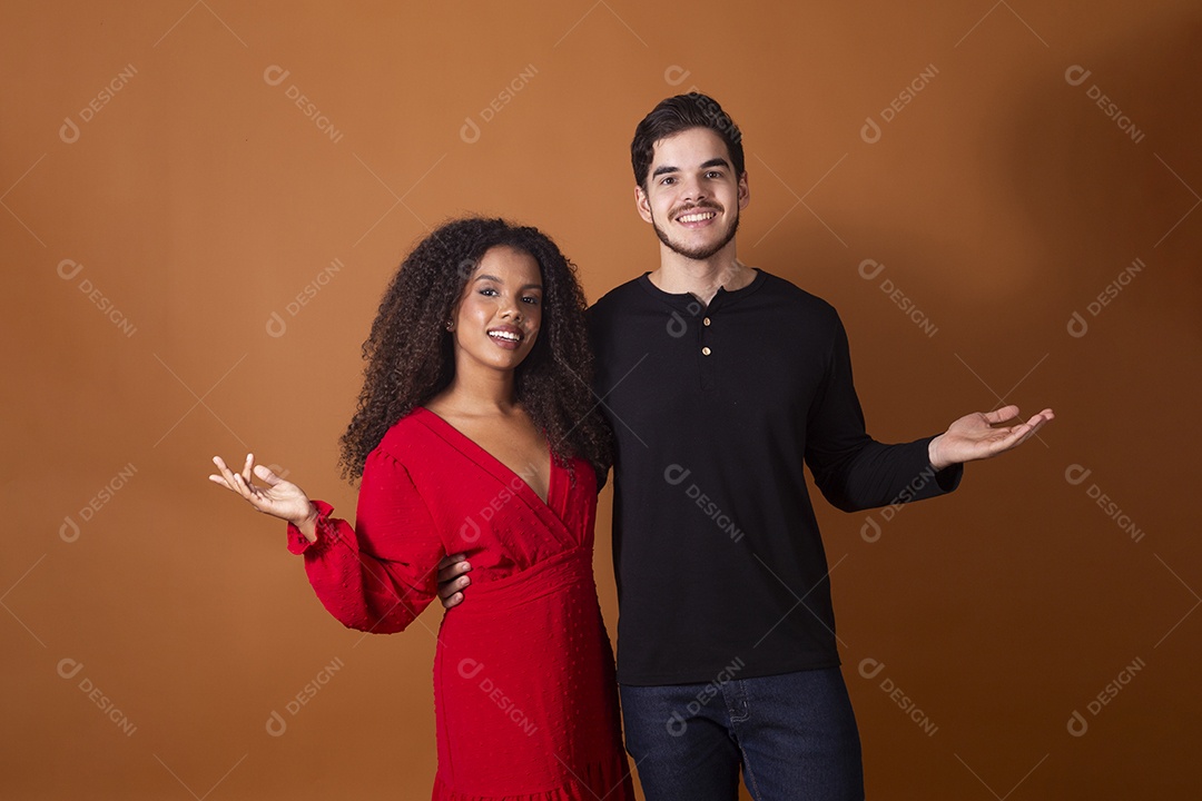 Casal lindo de jovem namorados