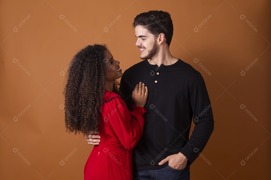 Casal fofo jovem abraçados se olhando