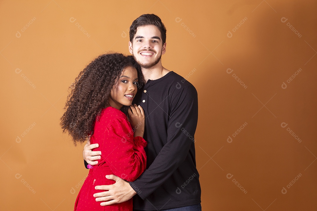 Casal fofo jovem abraçados