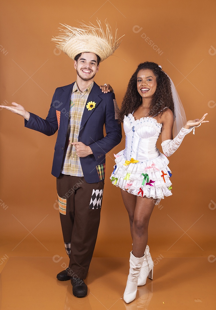 Casal de noivos trajado para festa junina