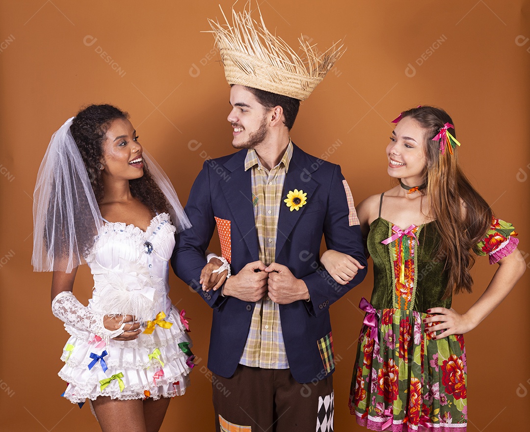 Três jovens vestidos para quadrilha junina traje lampião e maria bonita e noiva