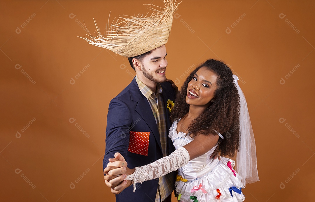 Casal de quadrilheiros simulando dança típica