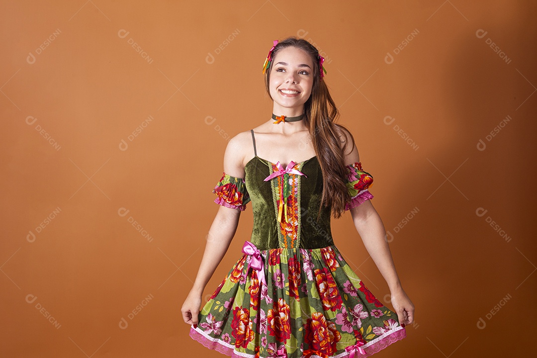 Linda garota trajada para quadrilha de são joão