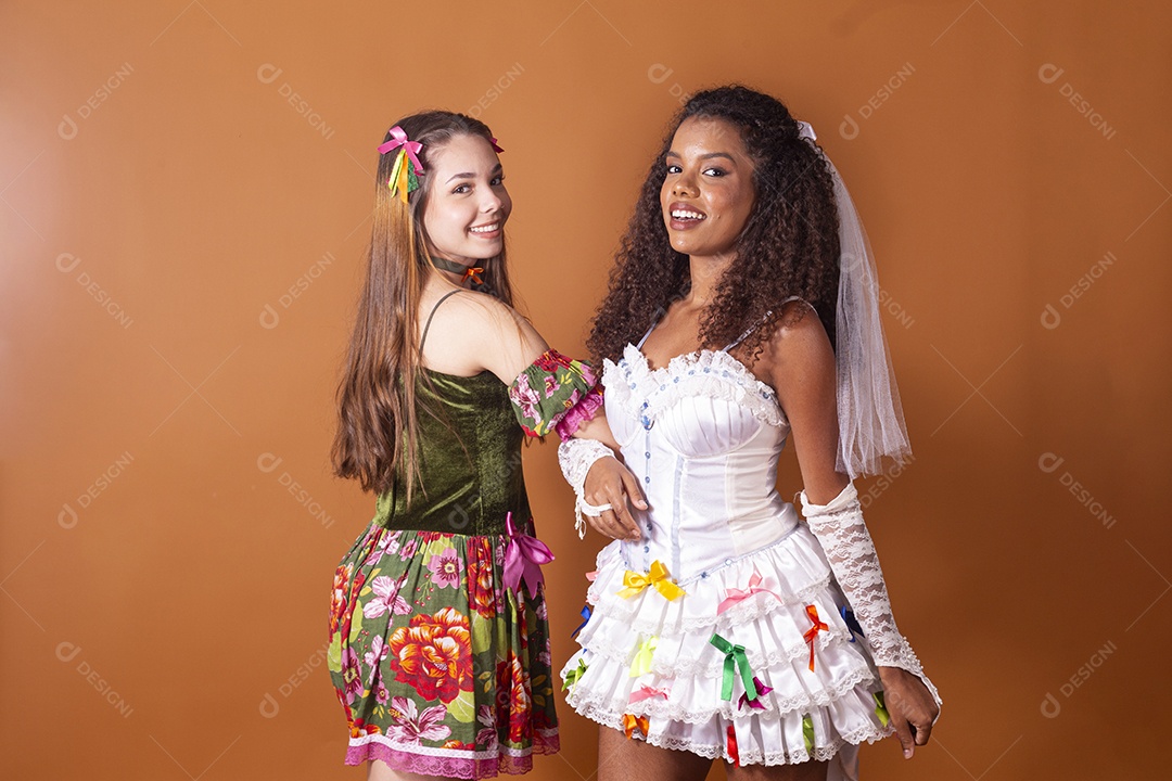Duas jovem vestidas para festa junina