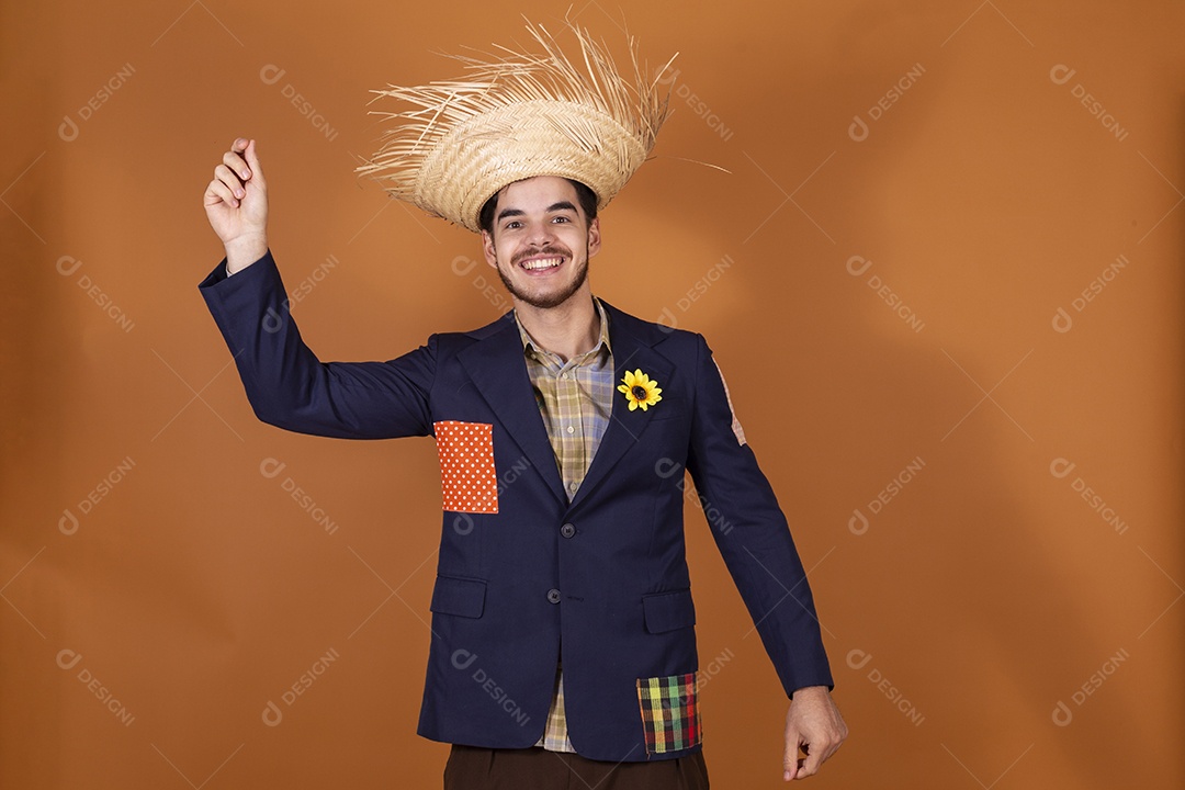 Jovem rapaz sorrindo vestido a caráter para festa junina