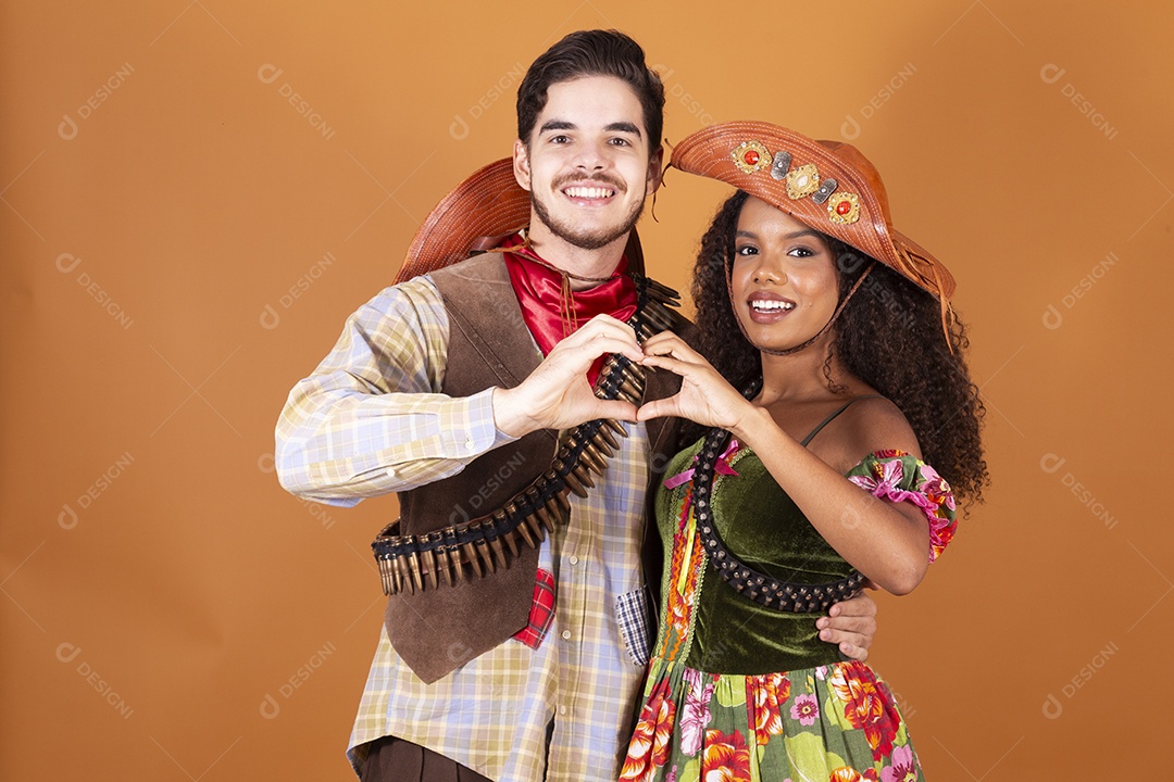 Casal de quadrilheiros fazendo símbolo de coração