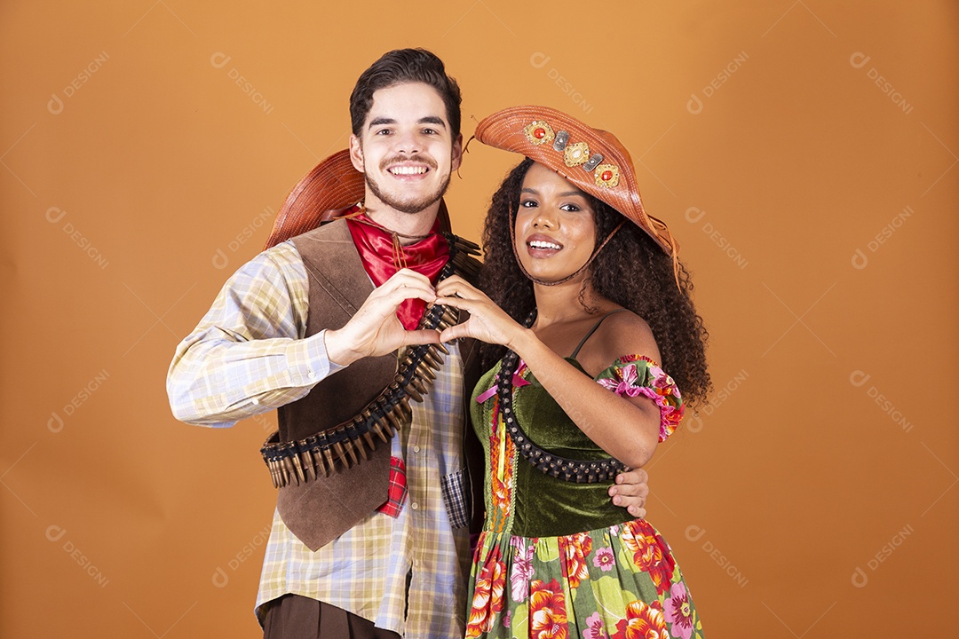 Casal de quadrilheiros fazendo símbolo de coração