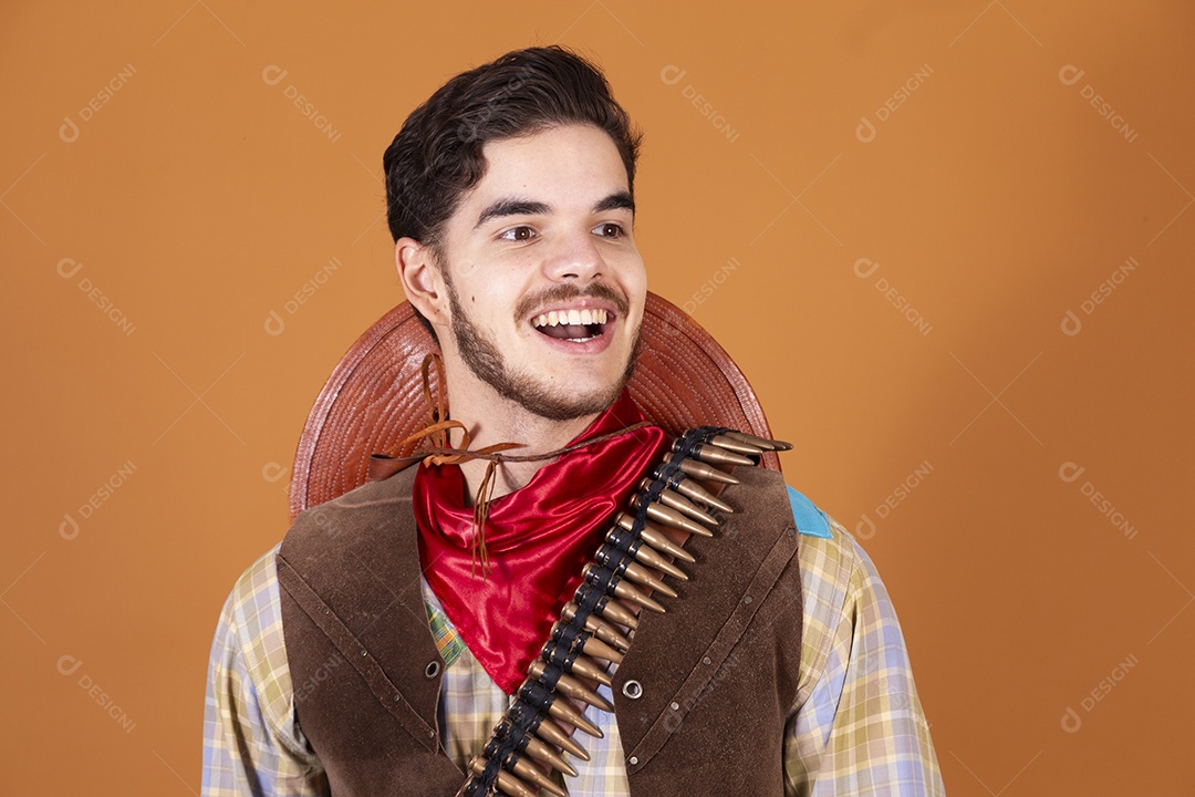 Jovem rapaz sorridente vestido a caráter para festa junina