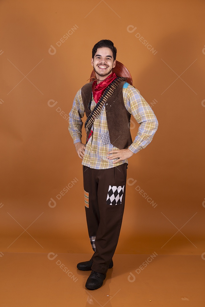 Jovem rapaz sorrindo vestido a caráter para festa junina