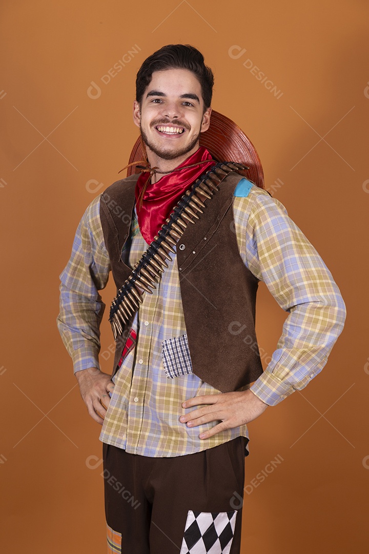 Jovem rapaz vestido a caráter para festa junina