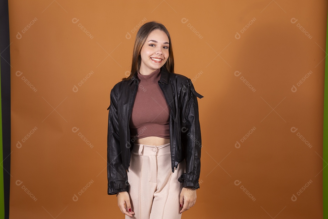 Linda jovem usando jaqueta preta