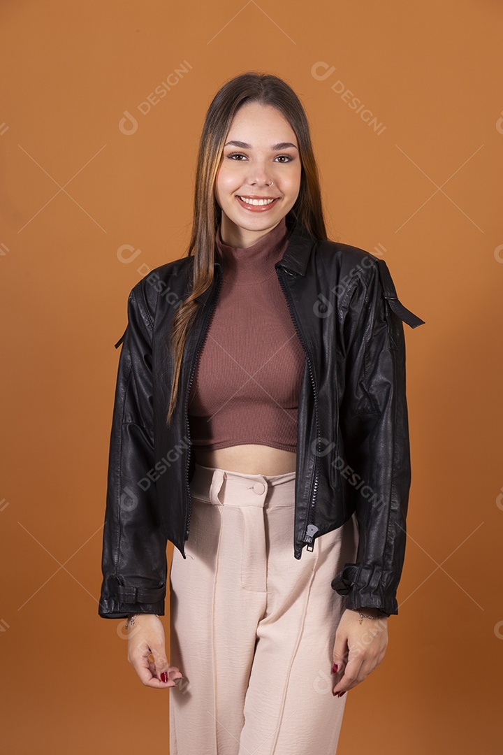 Linda jovem sorrindo vestida de jaqueta preta