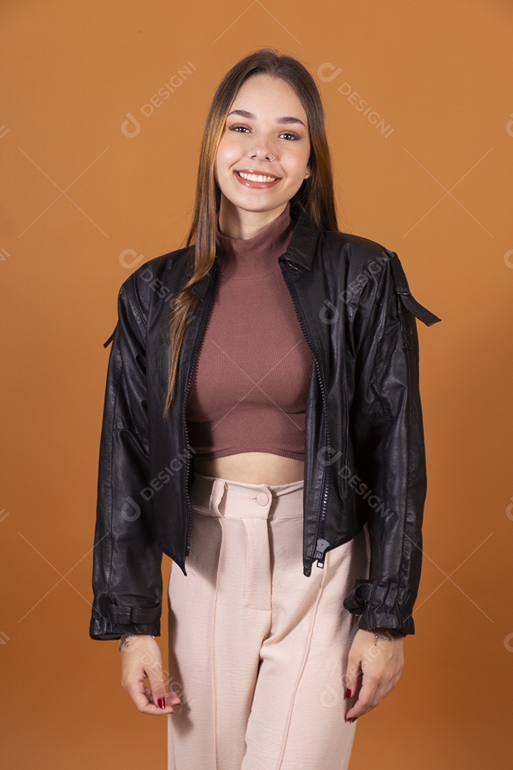 Linda jovem de cabelos claro usando jaqueta preta