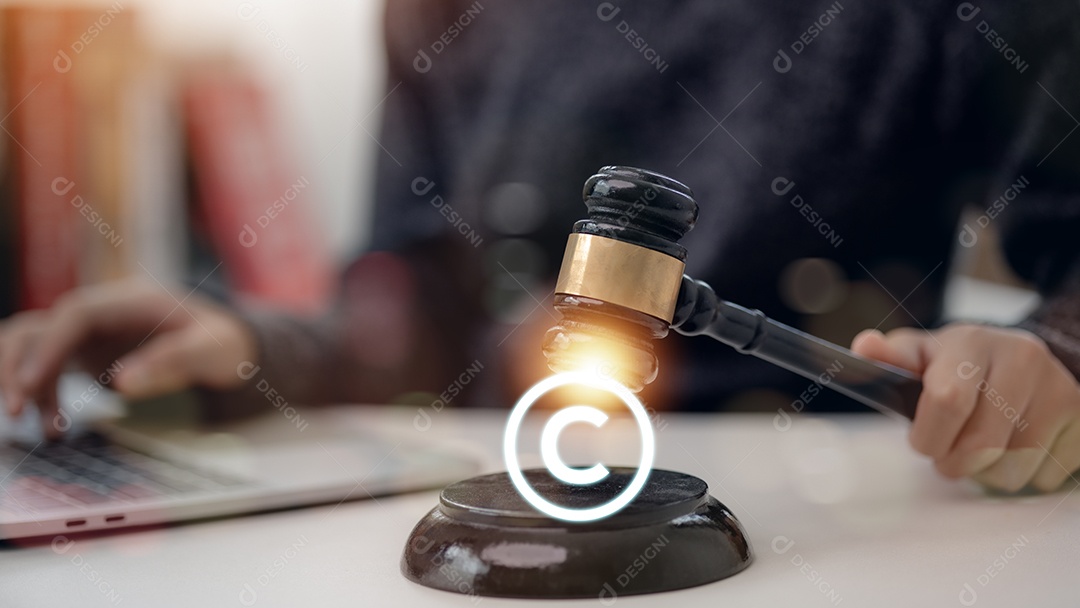 Pasta de documentos de direitos autorais com advogado trabalha em escritório de advocacia