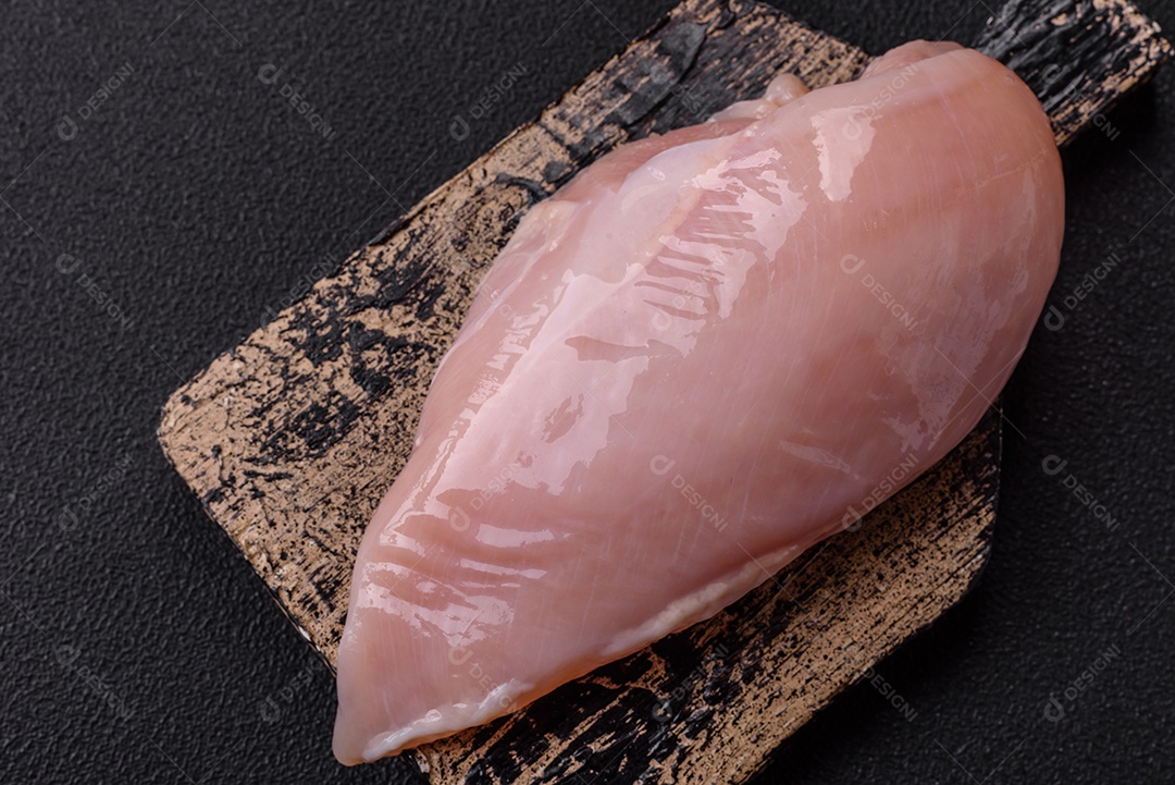 Fundo preto com tomate cereja, sal, especiarias e ervas. Ingredientes culinários