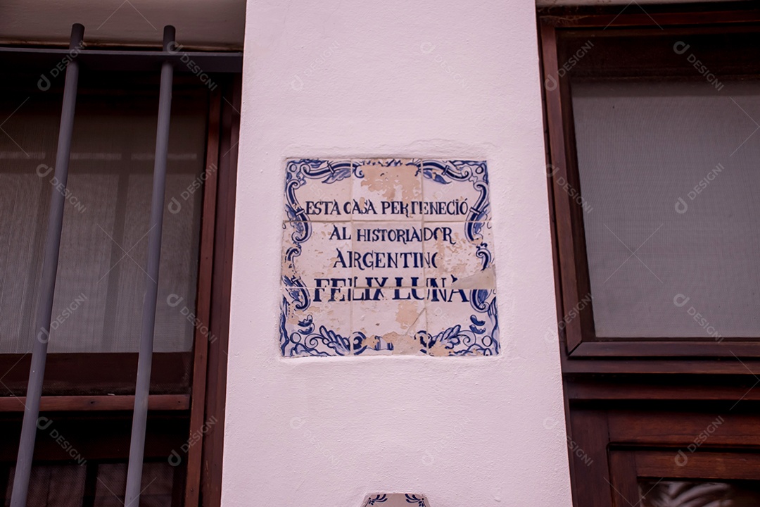 Placa de azulejos em uma casa que pertenceu ao historiador argentino Felix Luna