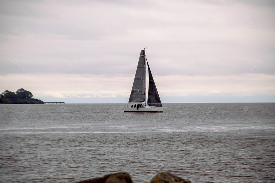 Veleiro navegando no Rio de la Plata