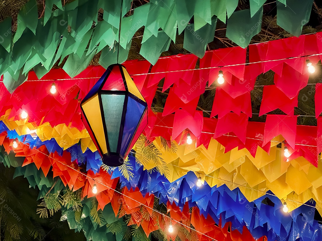 Balões decorativos e bandeiras coloridas nas ruas da festa de São João