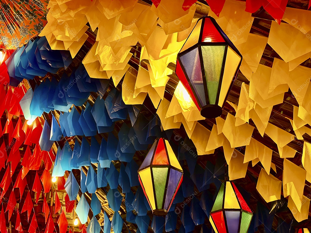 Balões decorativos e bandeiras coloridas nas ruas da festa de São João