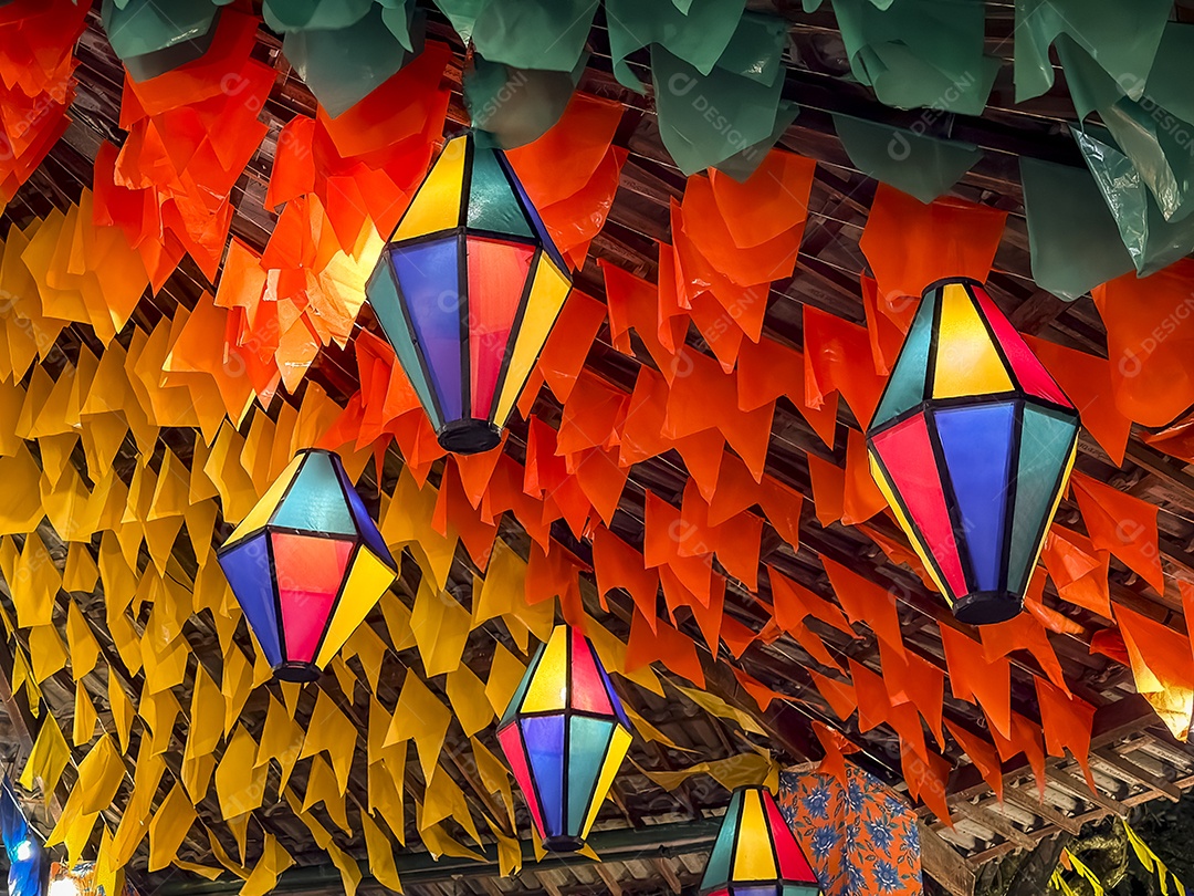 Balões decorativos e bandeiras coloridas nas ruas da festa de São João