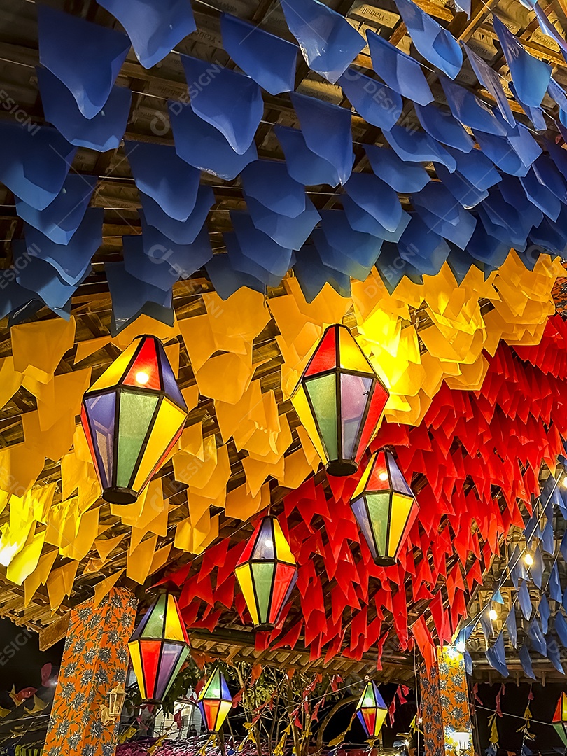 Balões decorativos e bandeiras coloridas nas ruas da festa de São João