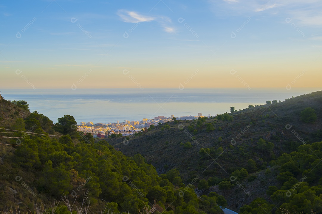 Vista da cidade de Benalmádena com o mar ao fundo desde o topo da montanha ao entardecer