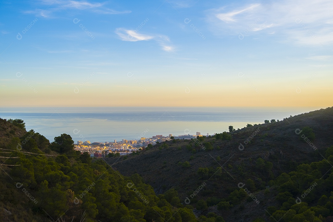 Vista da cidade de Benalmádena com o mar ao fundo desde o topo da montanha ao entardecer