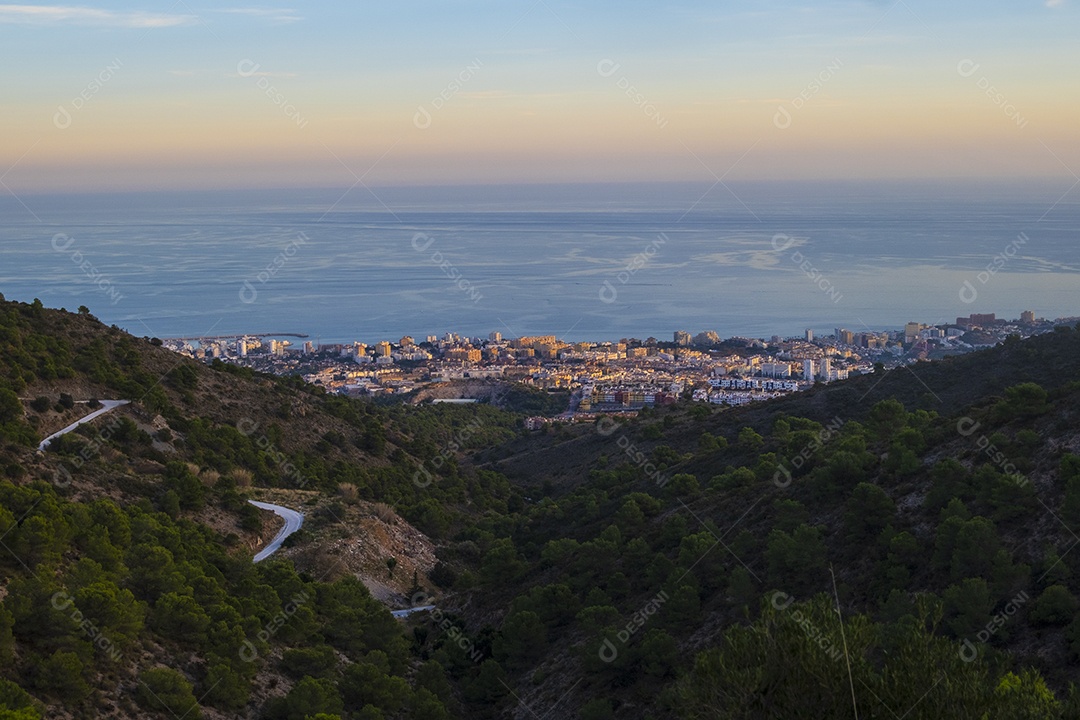 Vista da cidade de Benalmádena fundo desde o topo da montanha ao entardecer