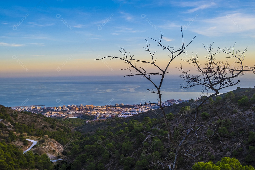Vista da cidade de Benalmádena com mar ao fundo desde o topo da montanha ao entardecer