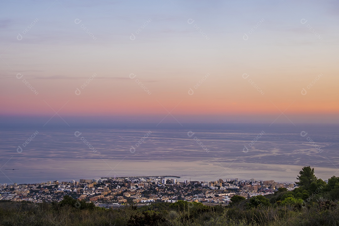 Vista da cidade de Benalmádena com o mar ao fundo desde o topo da montanha ao entardecer