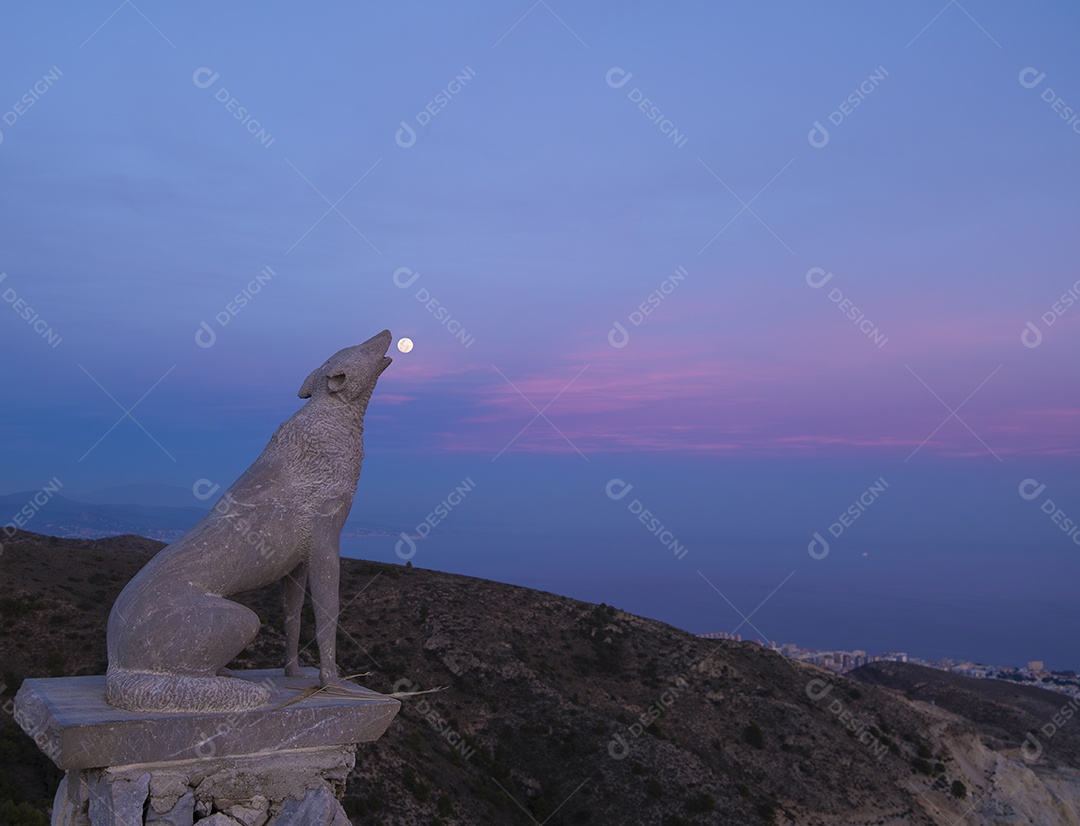 Escultura de lobo comendo a lua Cañada de los Lobos