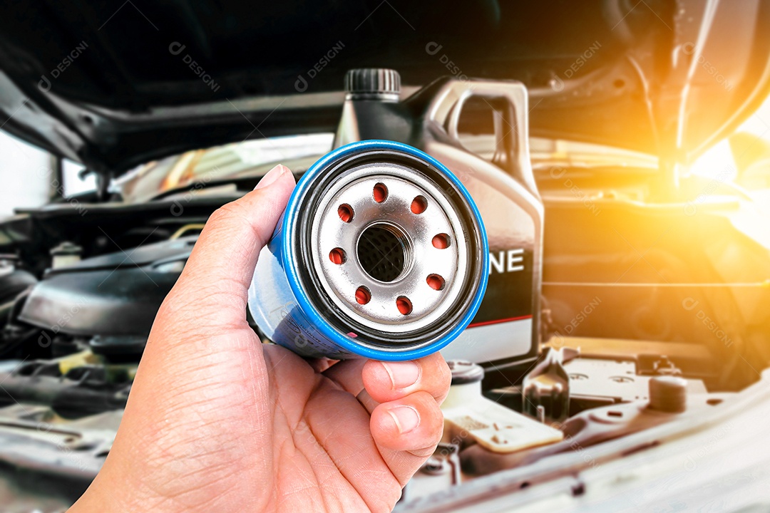 O filtro de óleo está nas mãos do mecânico para ser trocado junto com o óleo do motor