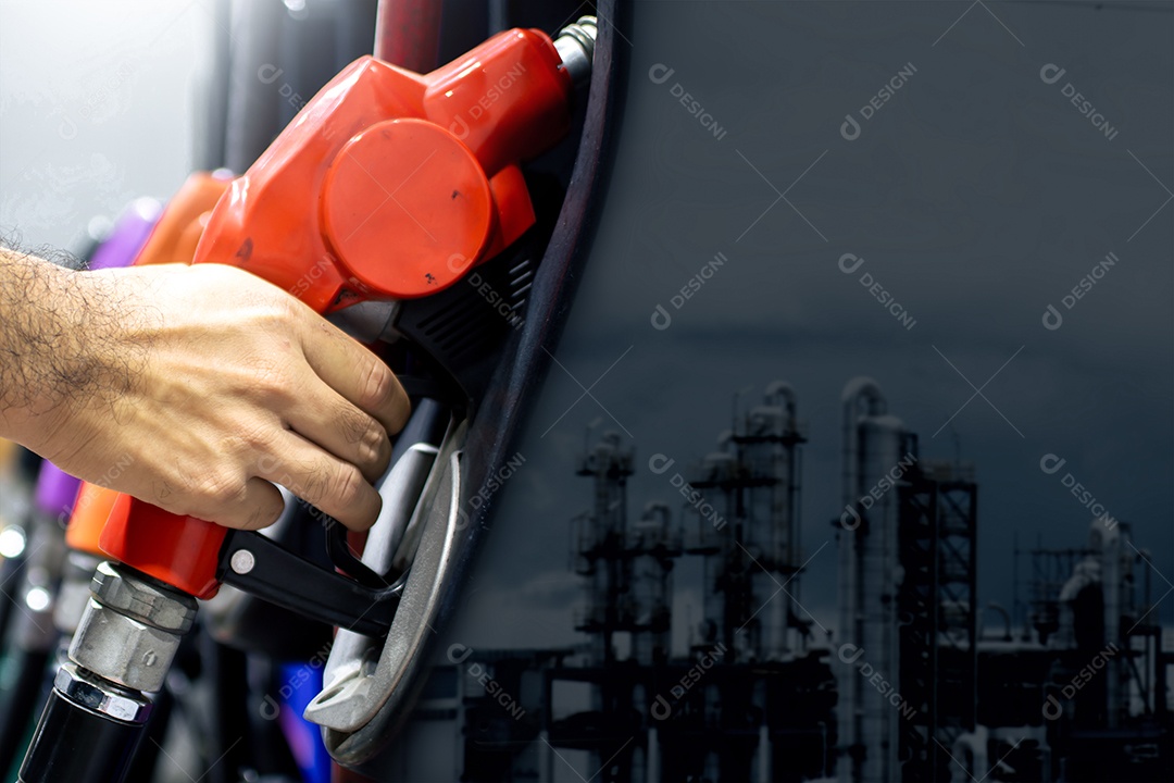 Mão colocando bico da bomba de gasolina no com0partimento do carro