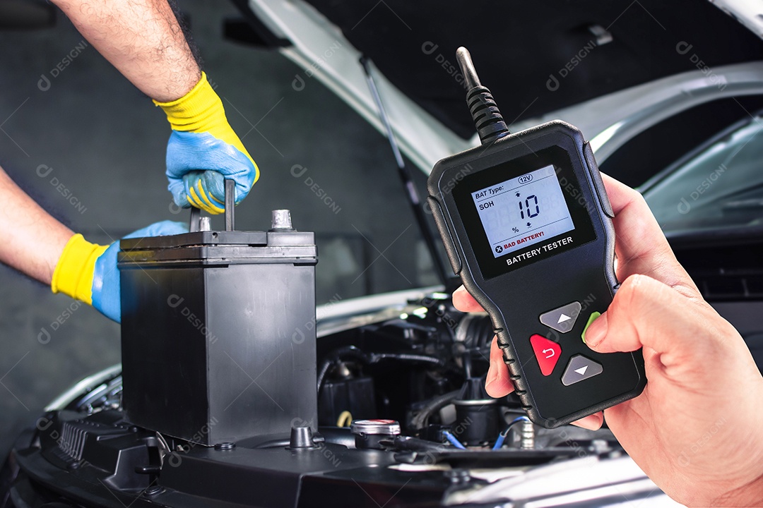 Bateria de carro com testador de bateria manutenção