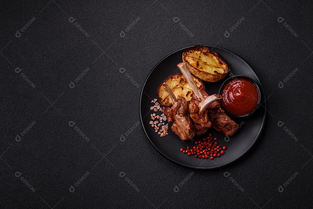 Deliciosa carne suculenta com osso ou costela de cordeiro ou vitela grelhada com sal, especiarias e ervas