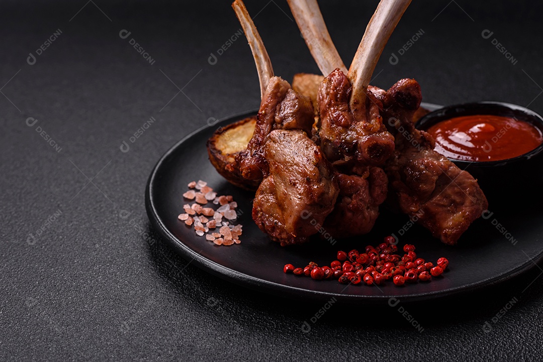 Deliciosa carne suculenta com osso ou costela de cordeiro ou vitela grelhada com sal, especiarias e ervas