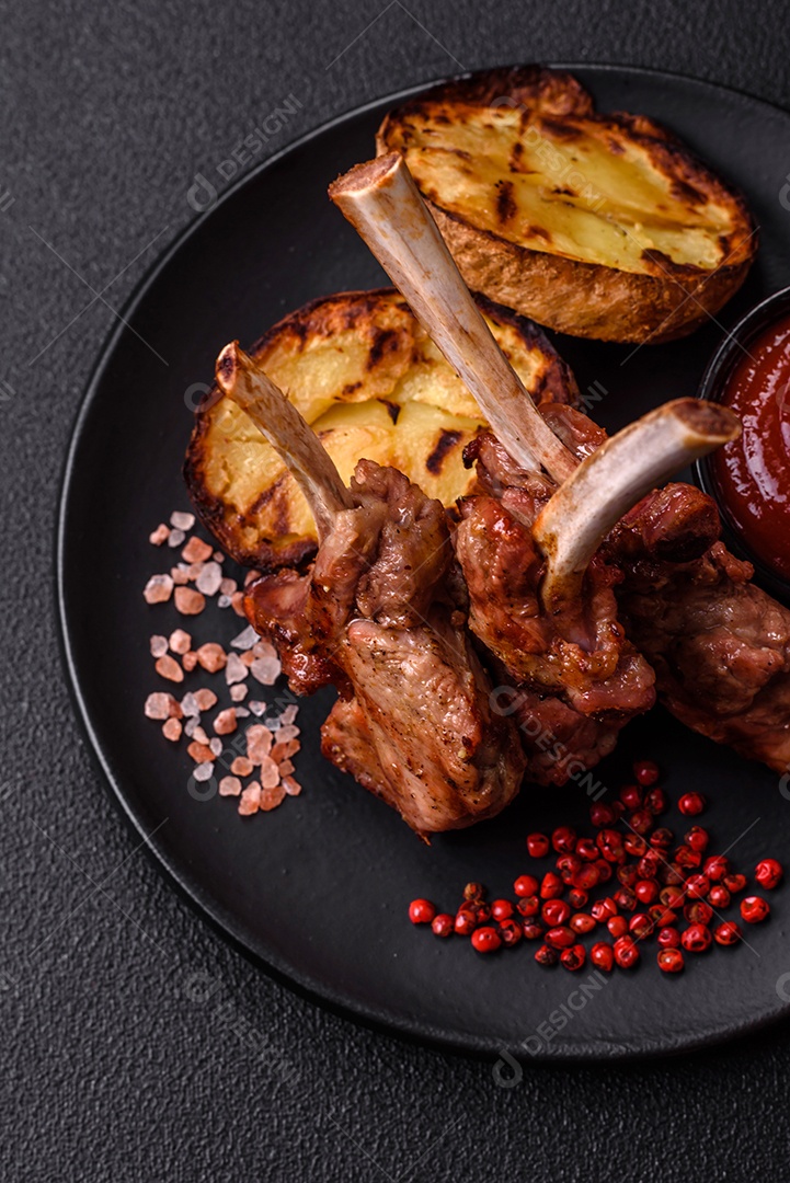 Deliciosa carne suculenta com osso ou costela de cordeiro ou vitela grelhada com sal, especiarias e ervas