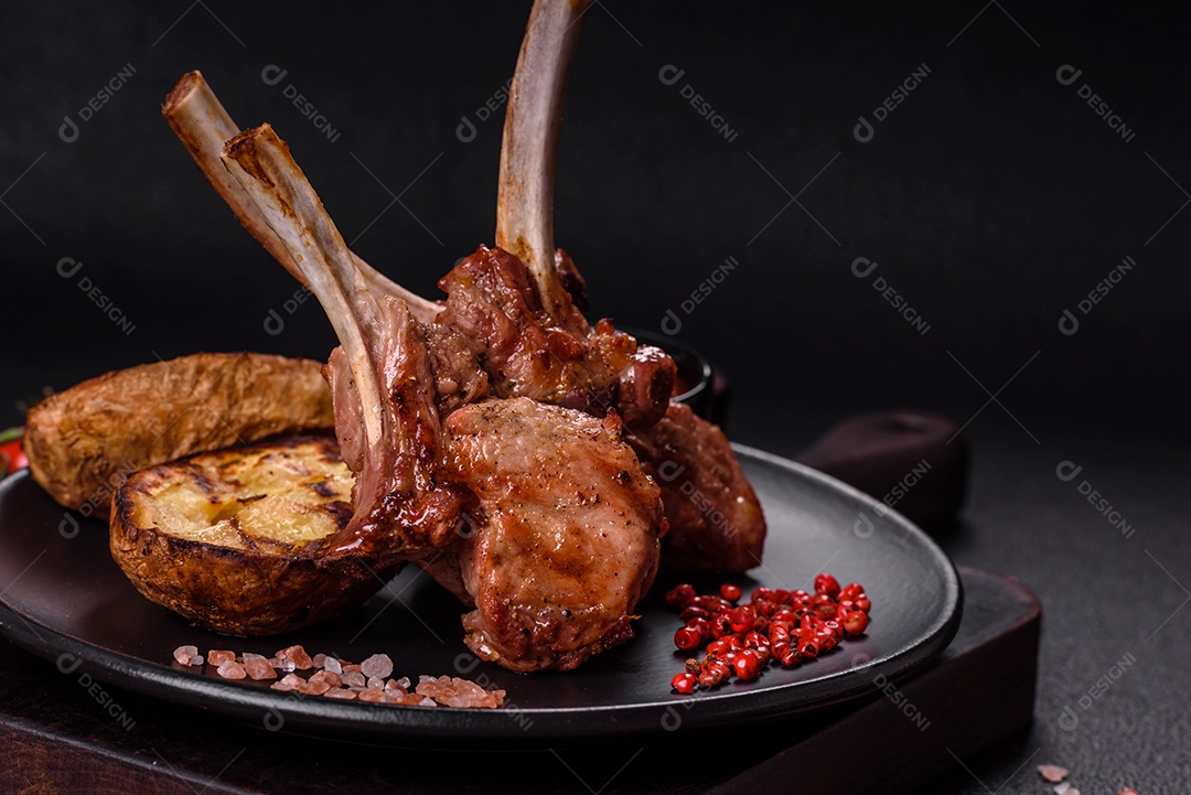 Deliciosa carne suculenta com osso ou costela de cordeiro ou vitela grelhada com sal, especiarias e ervas
