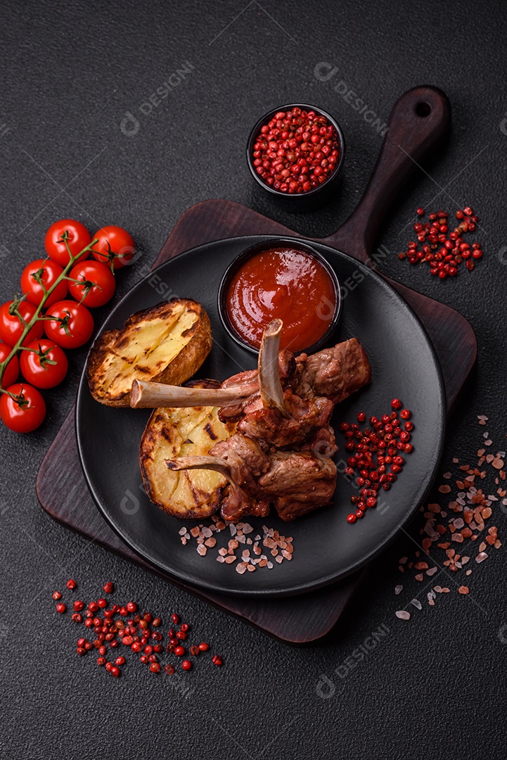 Deliciosa carne suculenta com osso ou costela de cordeiro ou vitela grelhada com sal, especiarias e ervas
