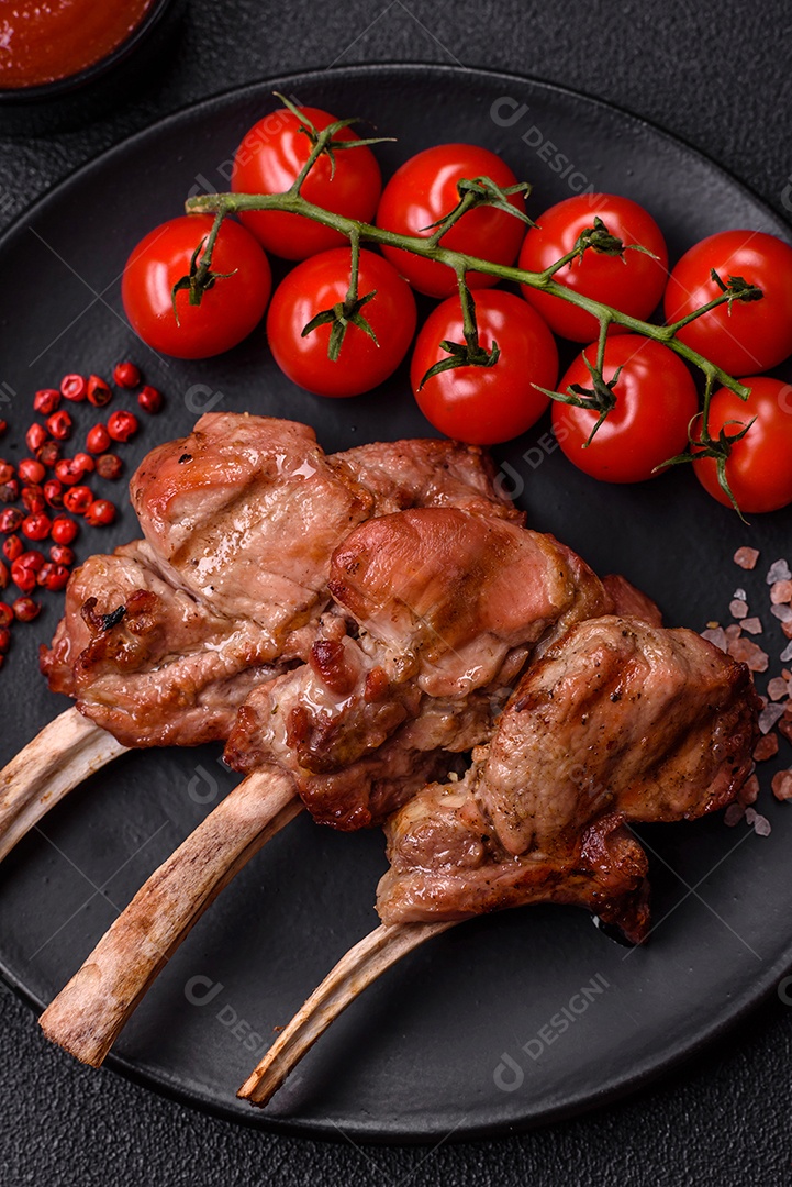 Deliciosa carne suculenta com osso ou costela de cordeiro ou vitela grelhada com sal, especiarias e ervas