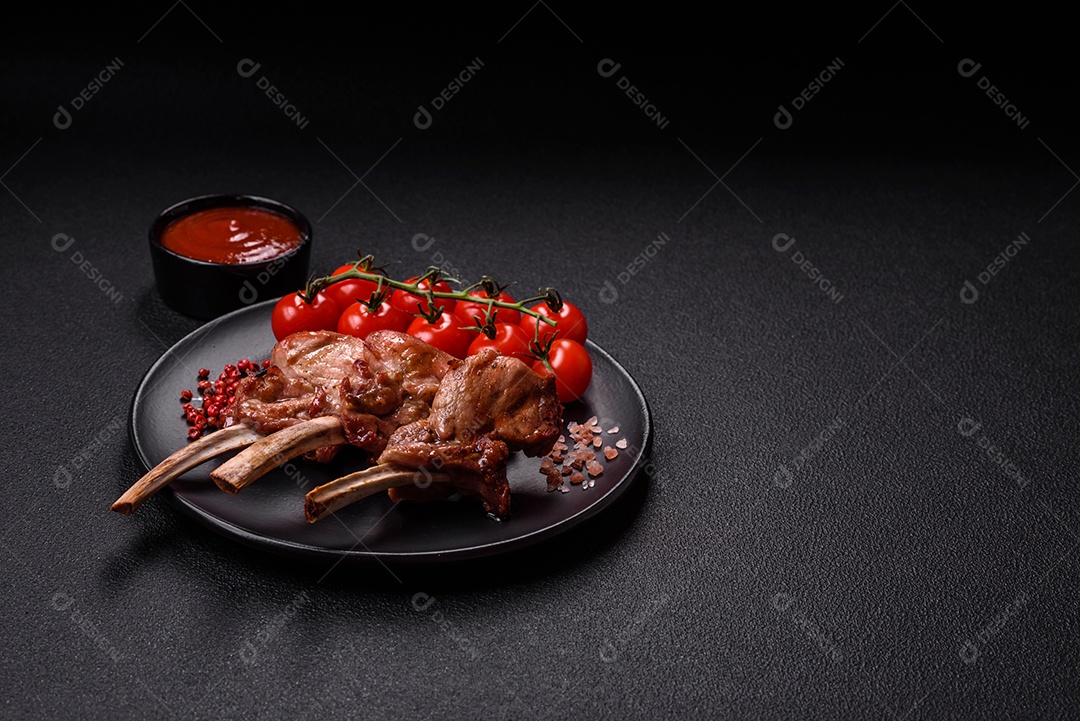 Deliciosa carne suculenta com osso ou costela de cordeiro ou vitela grelhada com sal, especiarias e ervas