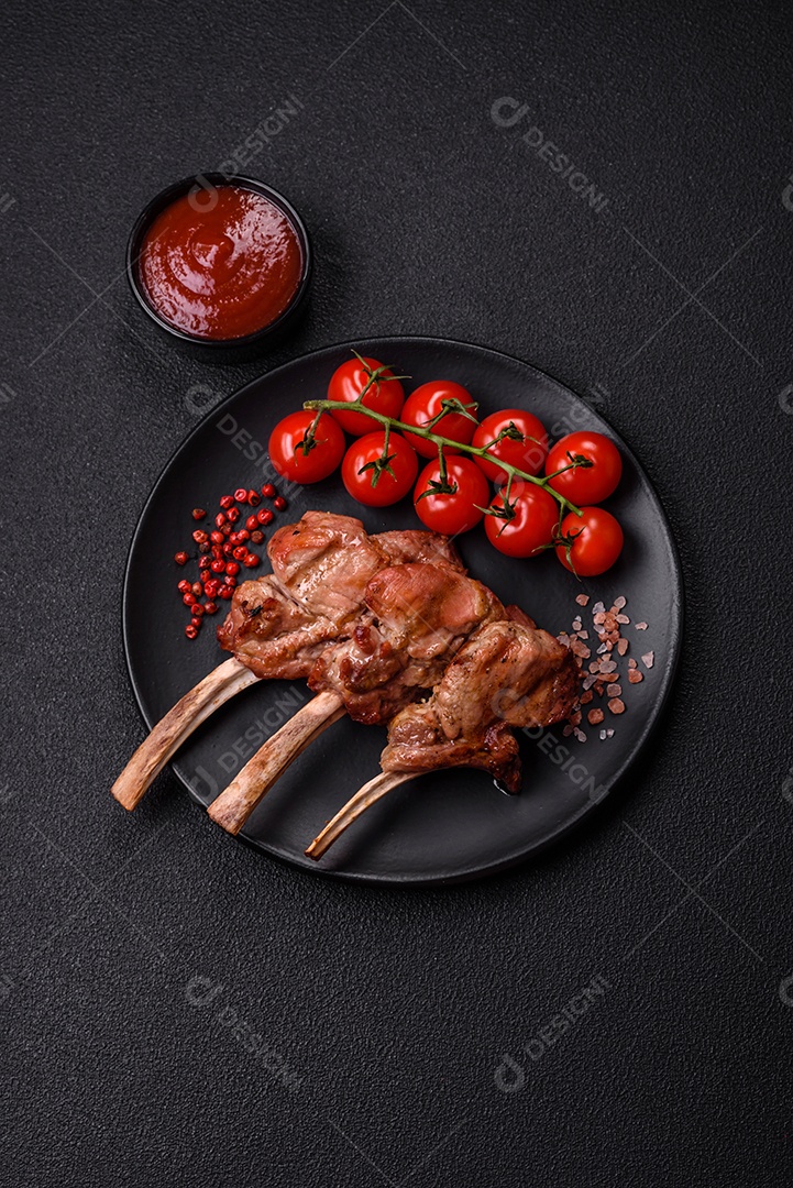 Deliciosa carne suculenta com osso ou costela de cordeiro ou vitela grelhada com sal, especiarias e ervas