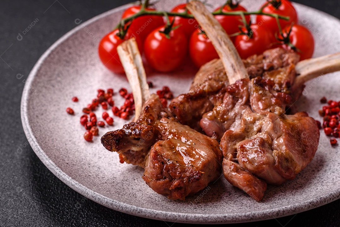 Deliciosa carne suculenta com osso ou costela de cordeiro ou vitela grelhada com sal, especiarias e ervas