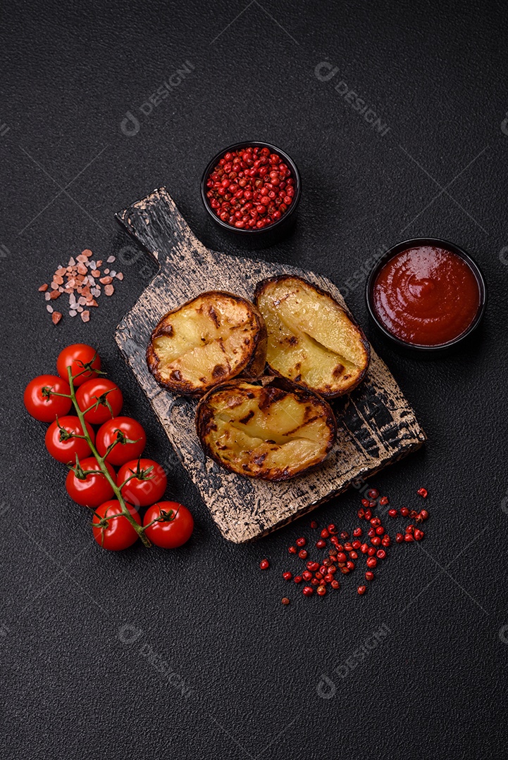 Deliciosas metades de batata com casca assadas na grelha com sal, especiarias e ervas