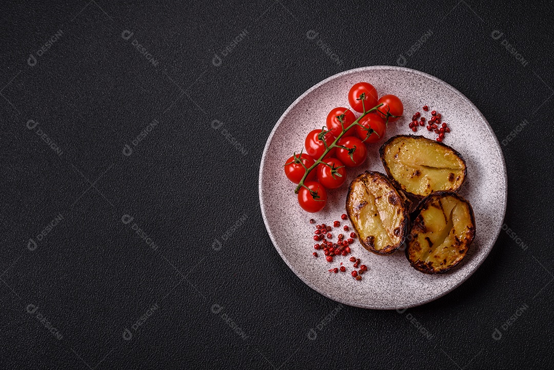 Deliciosas metades de batata com casca assadas na grelha com sal, especiarias e erva