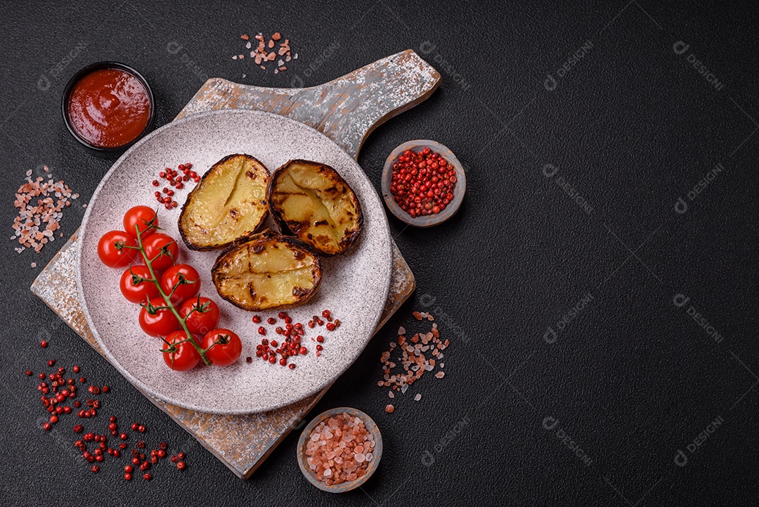Deliciosas metades de batata com casca assadas na grelha com sal, especiarias e ervas