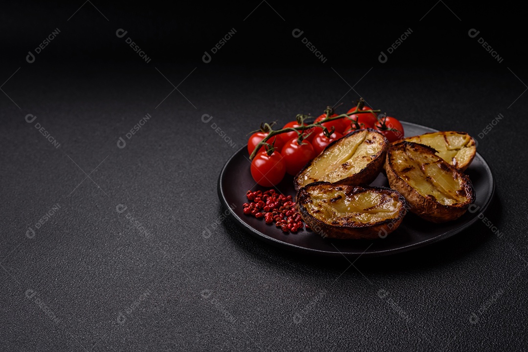 Deliciosas metades de batata com casca assadas na grelha com sal, especiarias e ervas