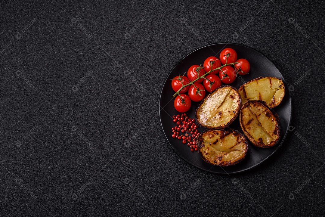 Deliciosas metades de batata com casca assadas na grelha com sal, especiarias e ervas